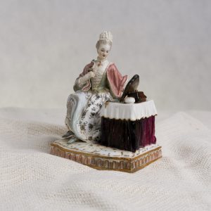 Figurka „Siedząca kobieta”