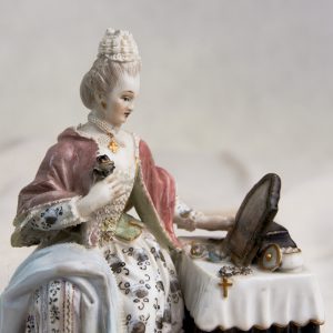 Figurka „Siedząca kobieta”